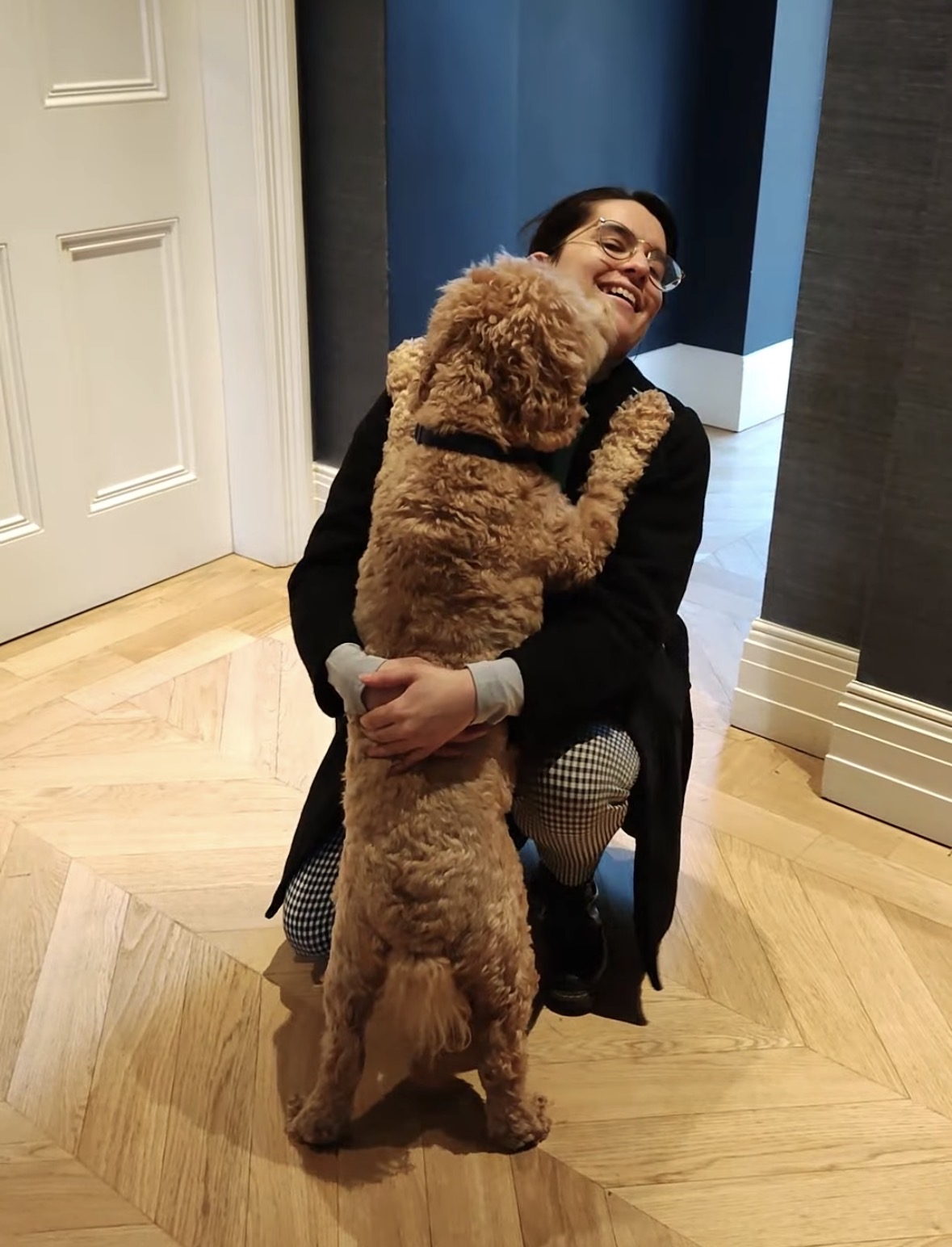 Agustina Perone haciendo house sitting con una mascota