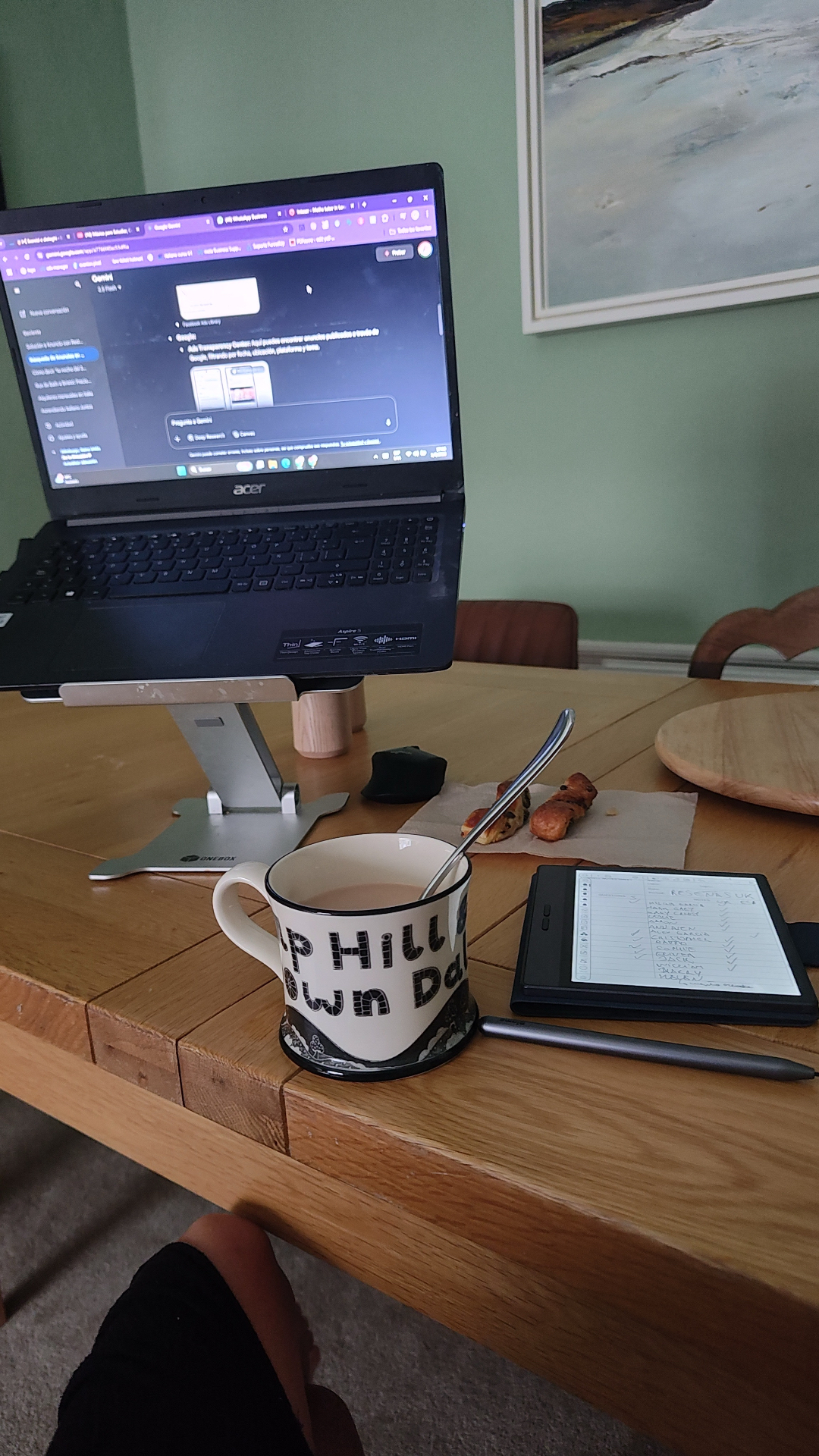 Mi computadora y un té sobre la mesa del comedor en Edimburgo
