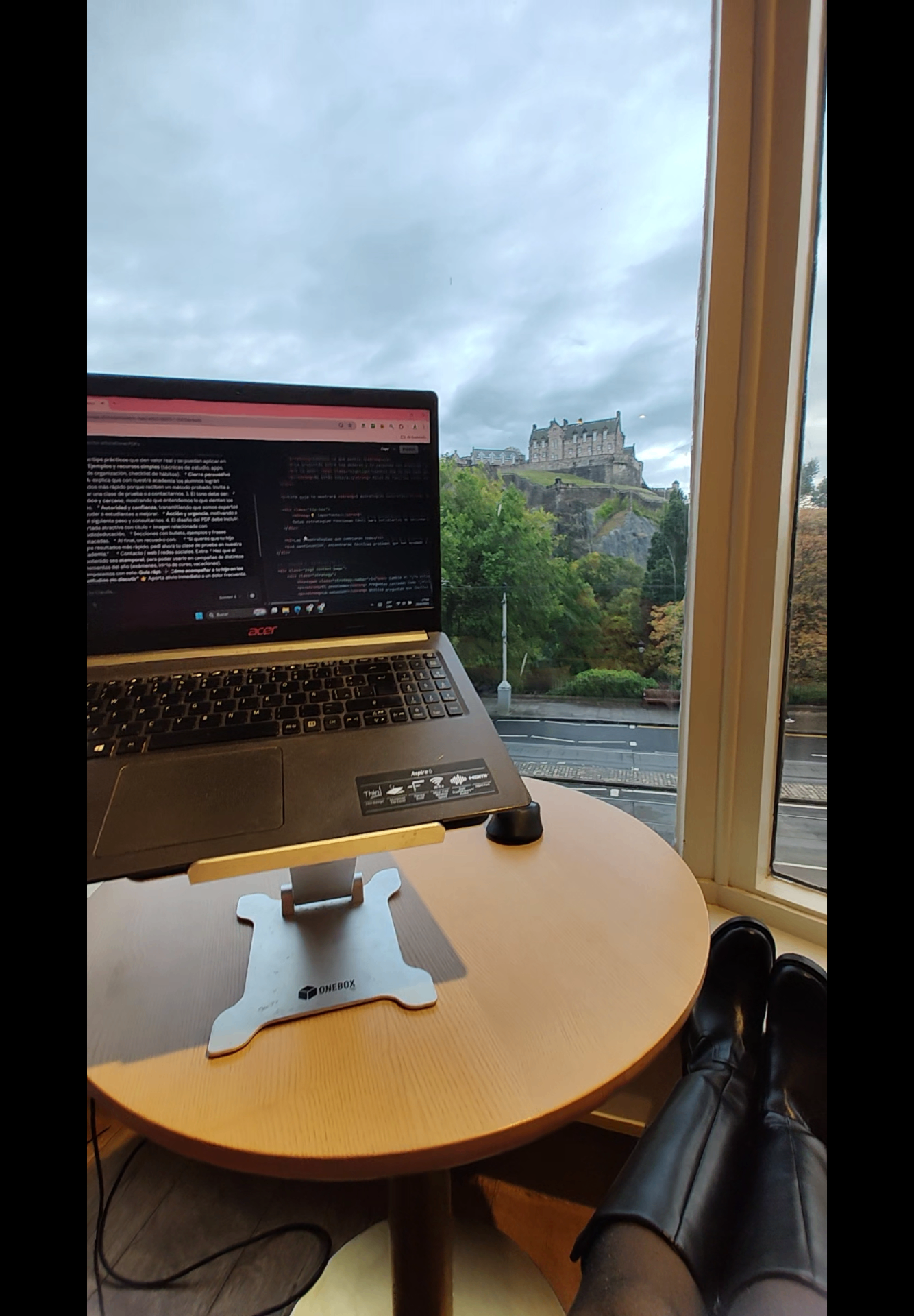 Laptop de Agustina en un café de Edimburgo con vista al castillo