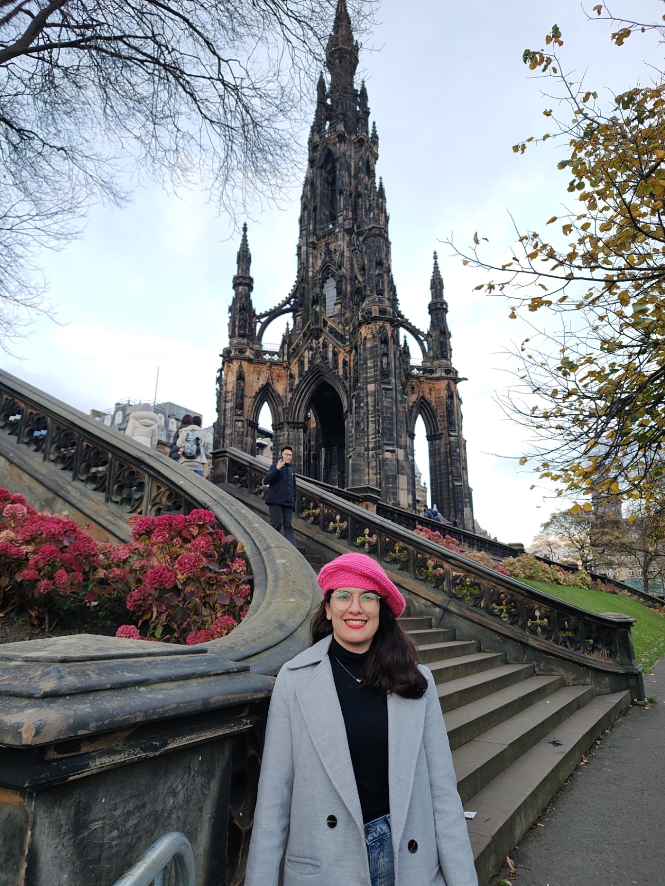 Agustina Perone frente al monumento a Scott en Edimburgo
